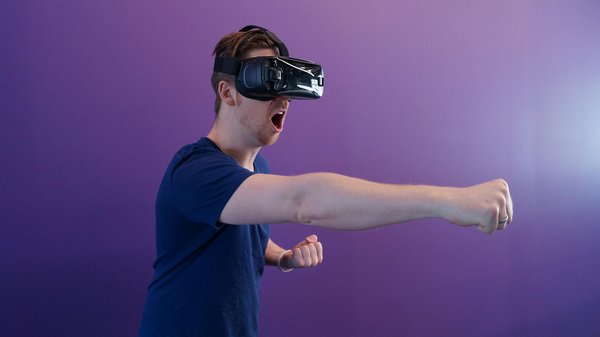 Quels sont les impacts des nouvelles technologies de réalité virtuelle sur l'entraînement des pilotes de course?