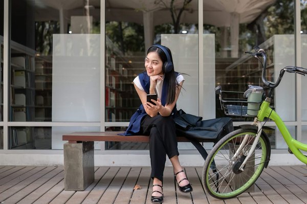 Comment les systèmes de contrôle des émissions participent-ils à la sécurité environnementale des véhicules modernes ?